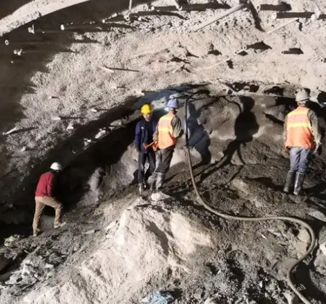 金塔隧道拱顶带模注浆料，微膨胀注浆料的特点及施工工艺